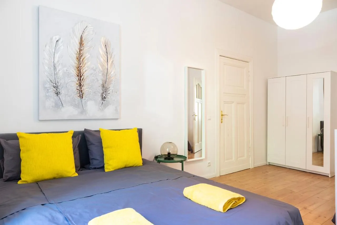 Freshly Renovated 2Br&Lr+Walk-In Rainshower Apartment Berlin