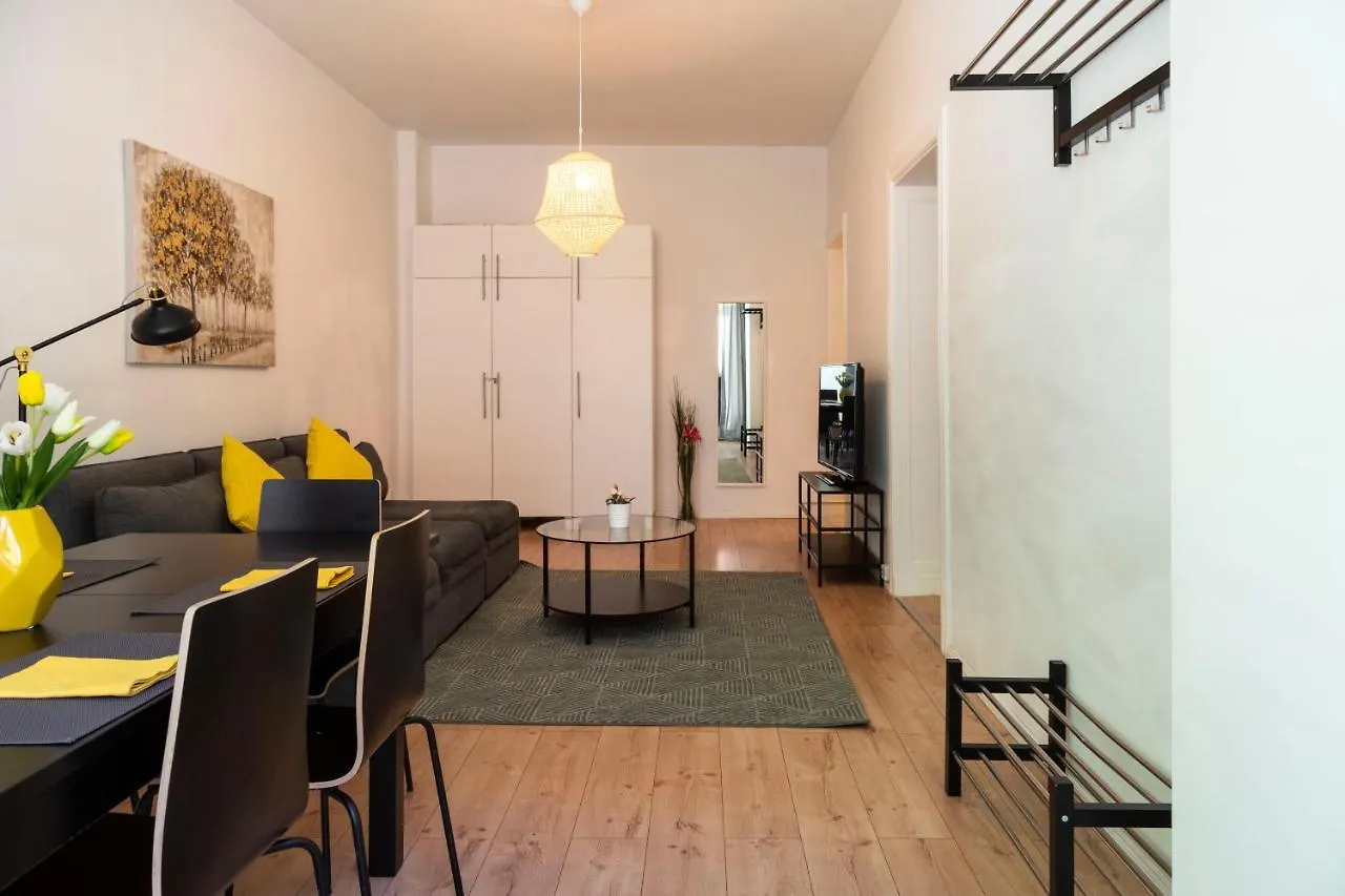 Freshly Renovated 2Br&Lr+Walk-In Rainshower Apartment Berlin 0*,  Germany
