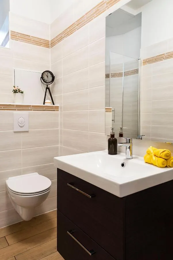 Freshly Renovated 2Br&Lr+Walk-In Rainshower Apartment Berlin