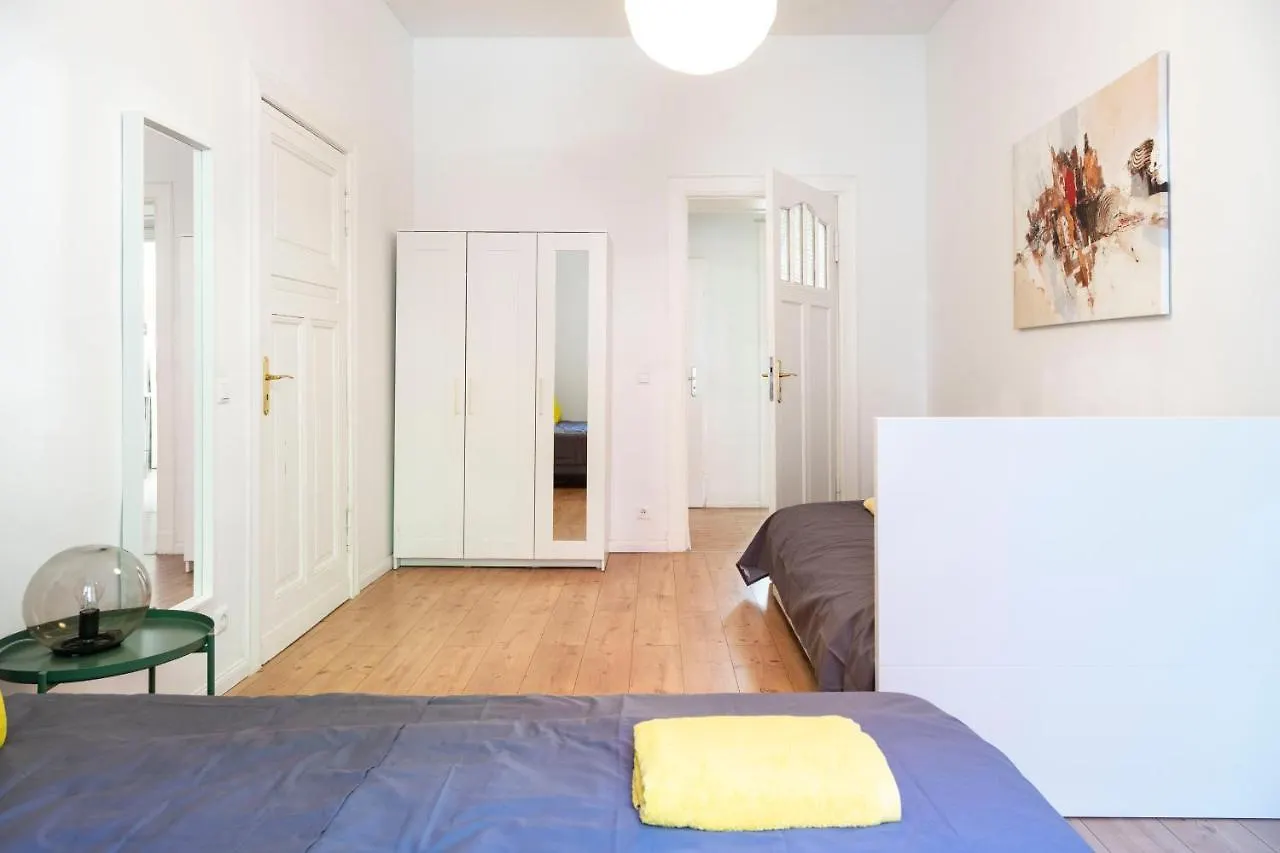 Freshly Renovated 2Br&Lr+Walk-In Rainshower Apartment Berlin